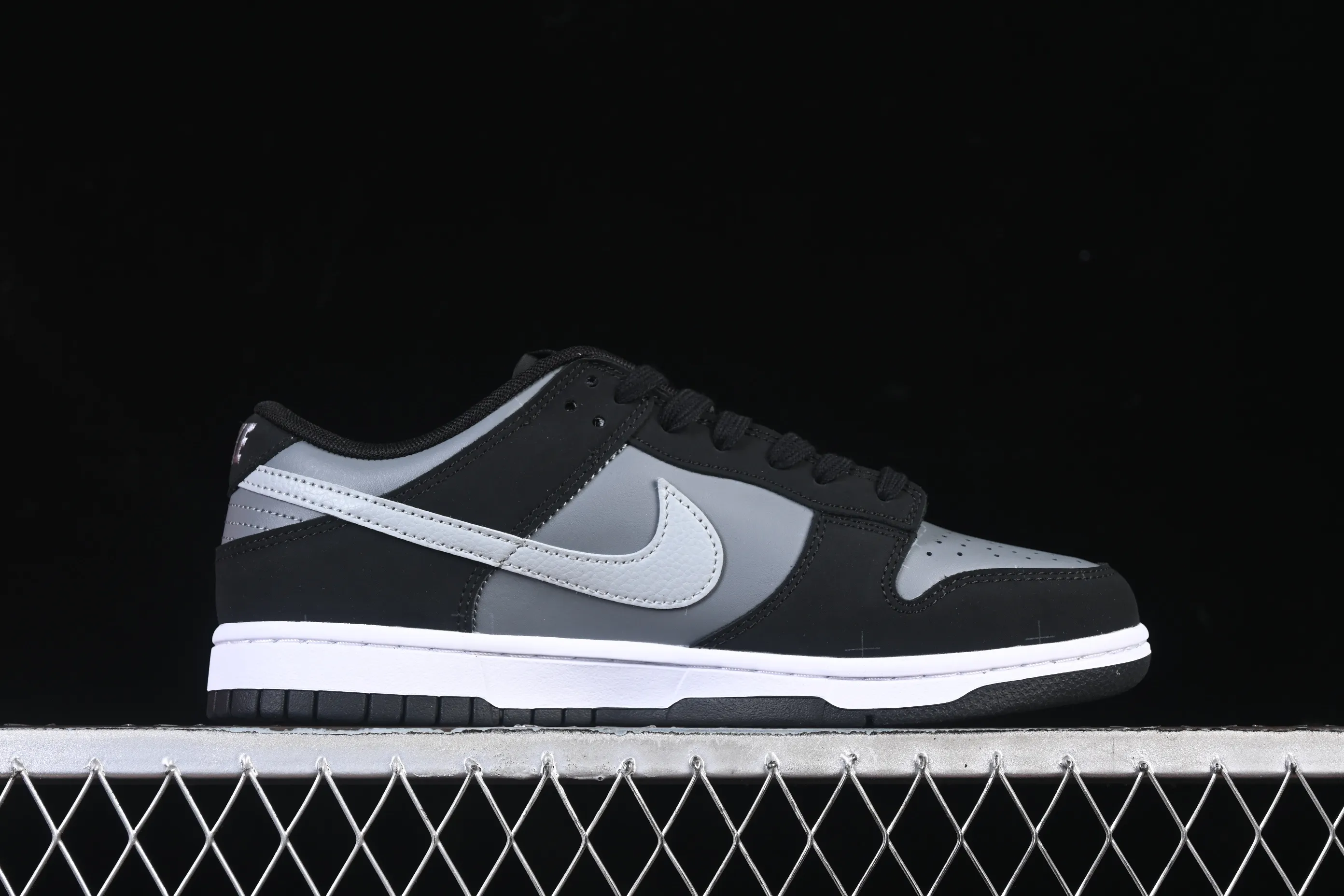 All categories Nk SB Dunk series Nk SB Dunk Low low-top sneakers Nike SB Dunk Low black gray low-top casual sneakers IB3079-001